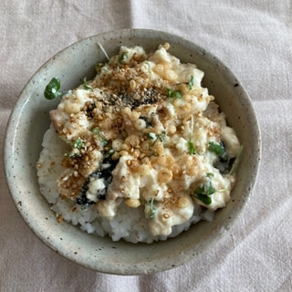 ツナとスプラウト 、揉み海苔のすりごま豆腐丼